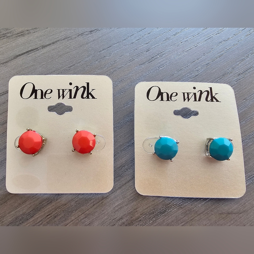 Set of 2 One Wink Stud Earrings